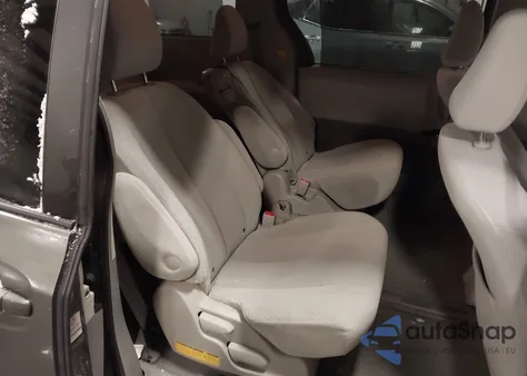 2011 Toyota Sienna Le V6 z USA, uszkodzony, nr VIN 5TDKK3DC9BS098860